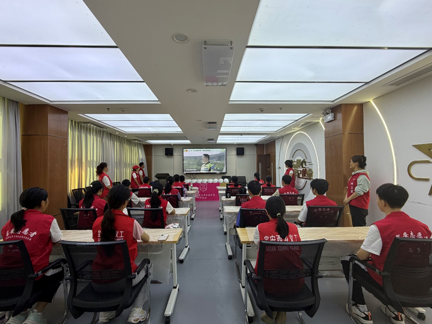 “粽”绘平安!西乡青少年 DIY 端午头盔,一盔守住出行安全