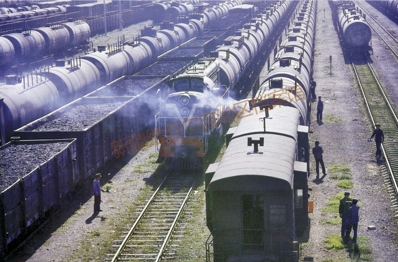 20世纪80年代，跨越天山的南疆铁路吐鲁番—库尔勒段。自治区档案馆供图