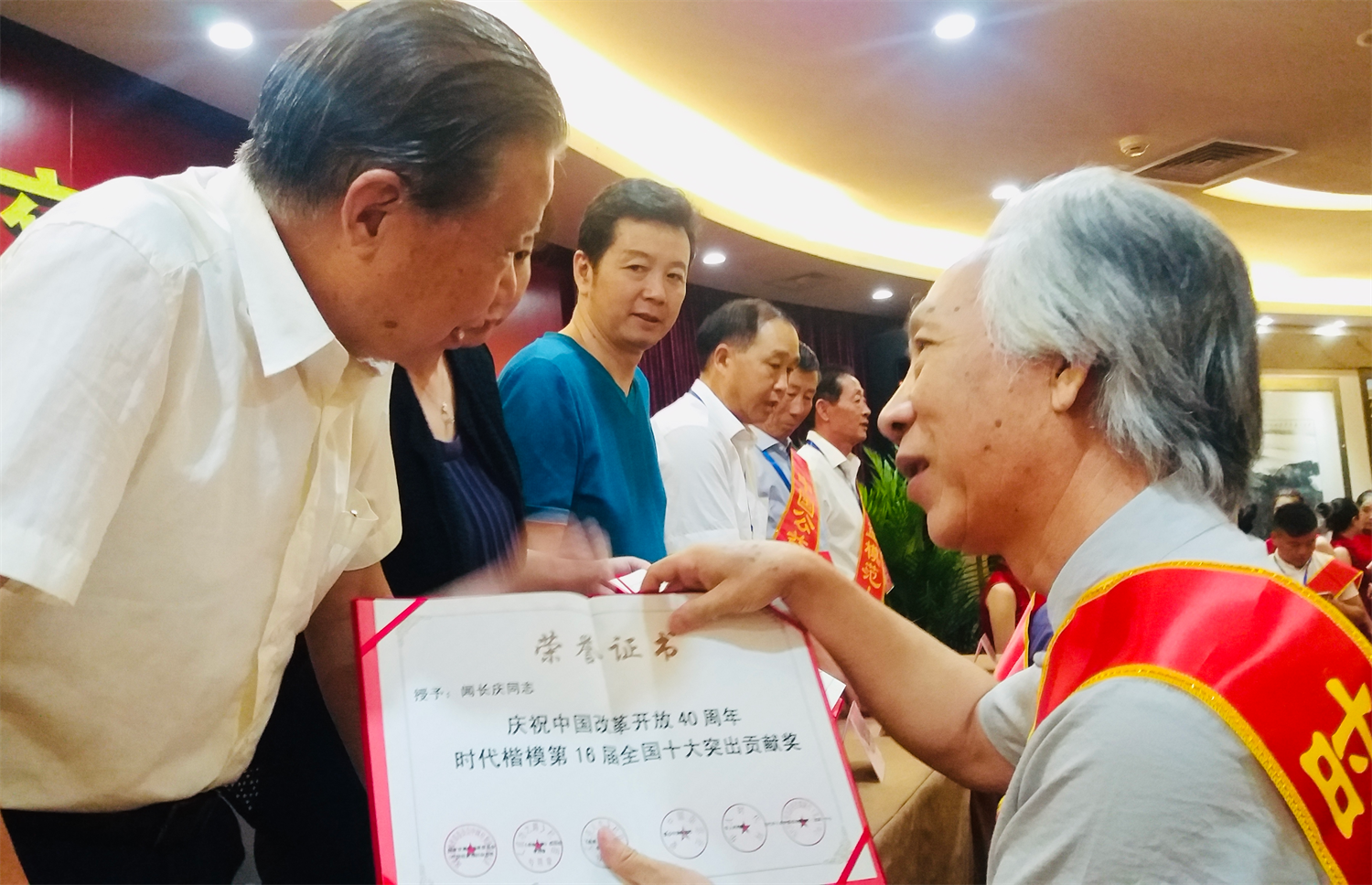 秘色瓷为什么这么青——记失传千年秘色瓷技艺恢复传承人闻长庆