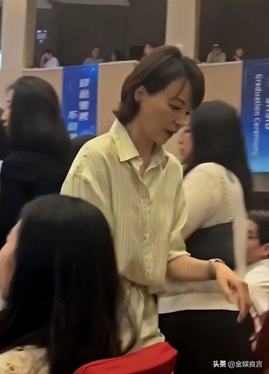 董卿低调出席儿子毕业典礼，素颜清瘦却气质出众