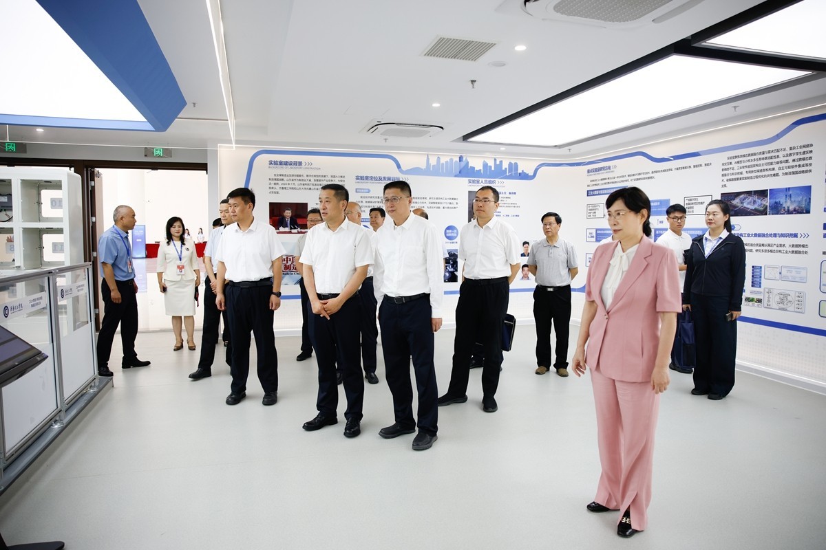 与会人员参观我校山东省重点实验室