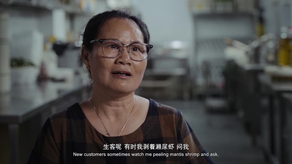 “刚开店时，鸡翅都穿反了”，广州夜市贞姨，靠什么留住食客26年？