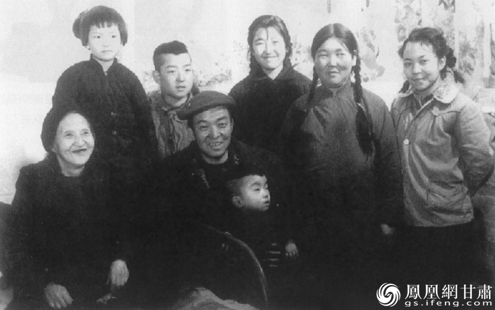 铁人全家福 资料图片