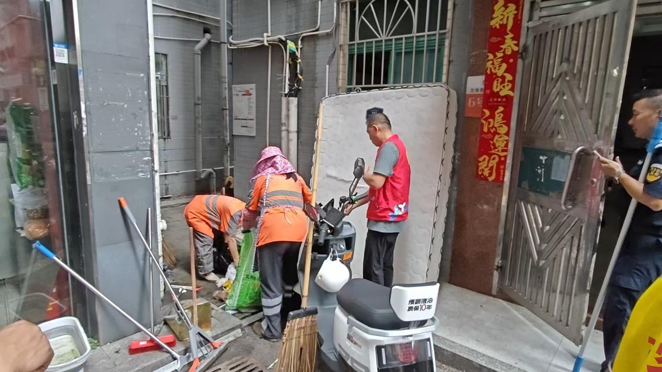 流塘社区联合多部门开展环境卫生深度清洁行动