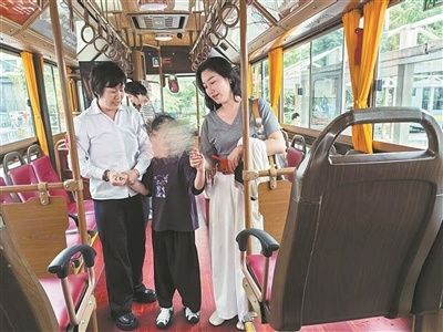 公交司机把孩子交还给妈妈