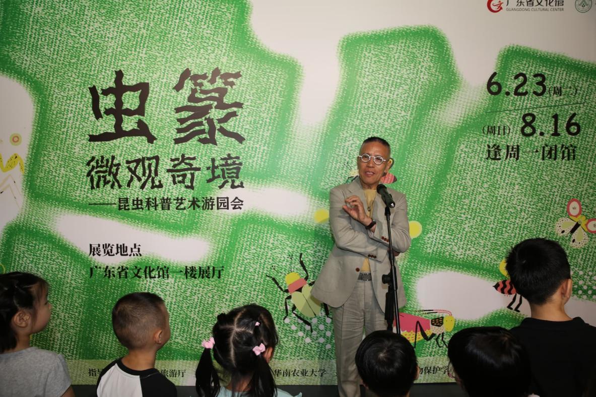 参展艺术家曾振伟现场分享