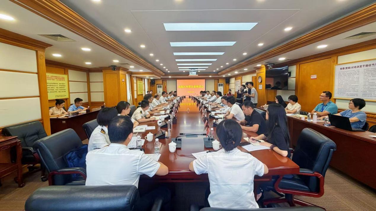 图为:座谈会现场