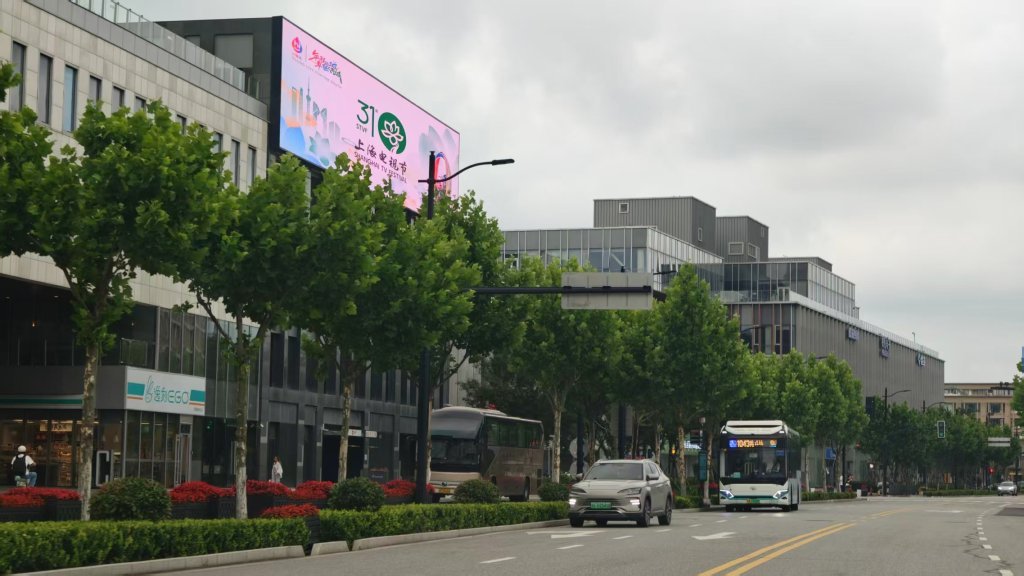 临港街景，第31届上海电视节大屏亮起。