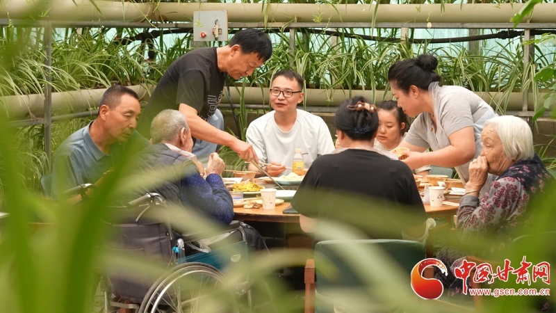 游客正在就餐（白银区融媒体中心供图）