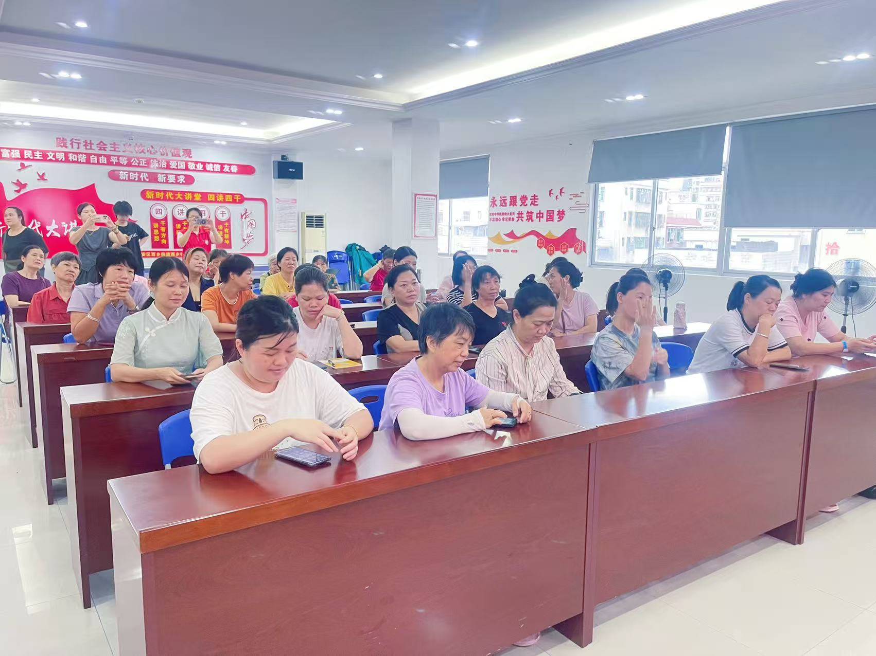 “暖”意融融 “艾”在邻里!福中福社区开展老年人手工坊暨惠老政策宣讲活动