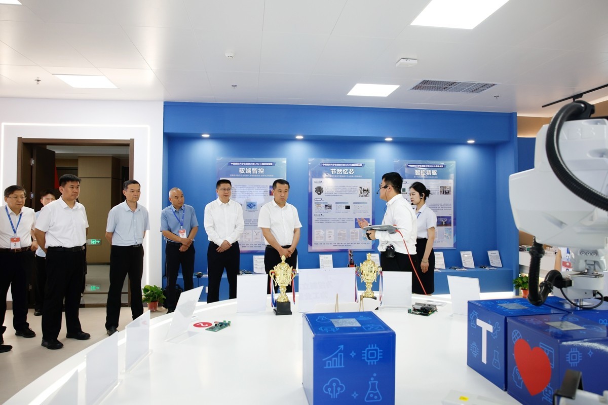 与会人员参观大学生科技创新成果展厅