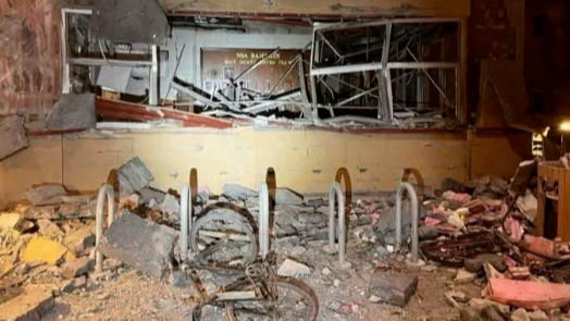 美军基地内的一处餐厅受损严重