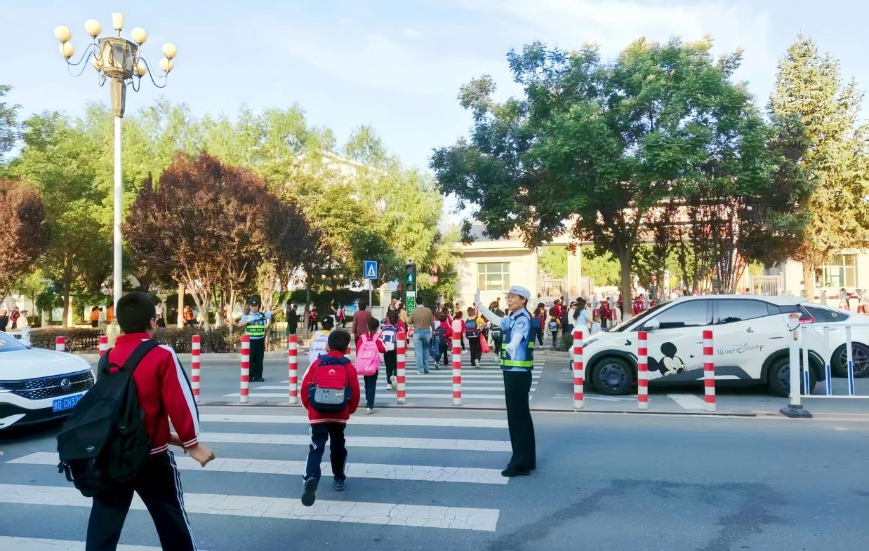护学岗交警执勤（白银区融媒体中心供图）