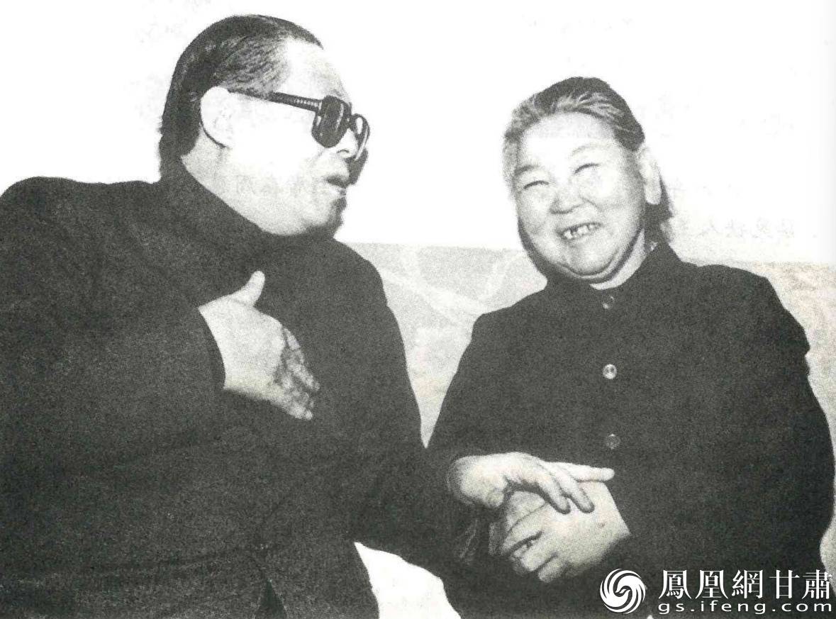 1990年2月25日,江泽民同志(左)视察大庆时专程看望王进喜夫人王兰英。资料图片