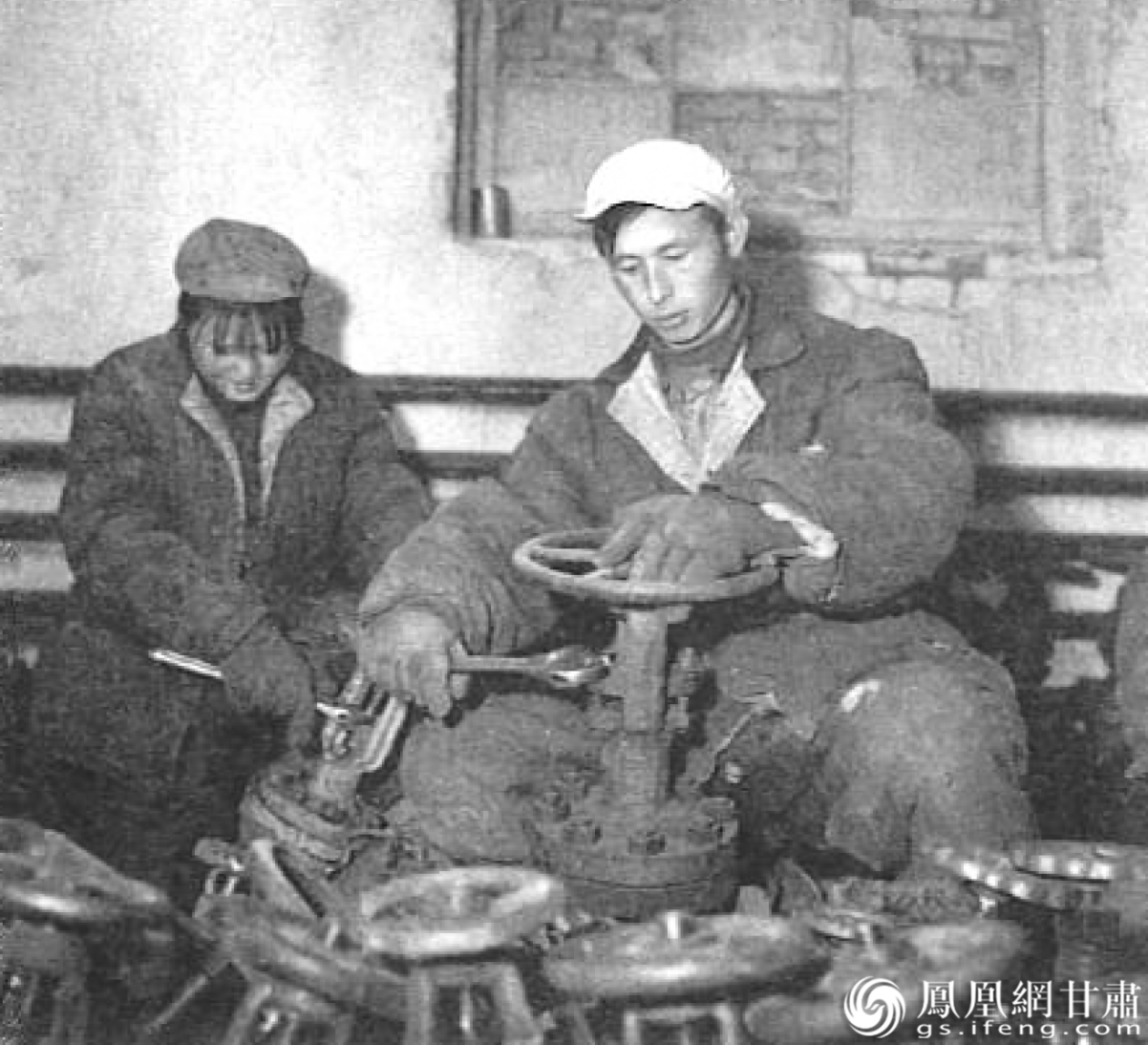 1970年1月,玉门油田石油沟职工利用业余时间大搞修旧利废、以旧带新活动。资料图片