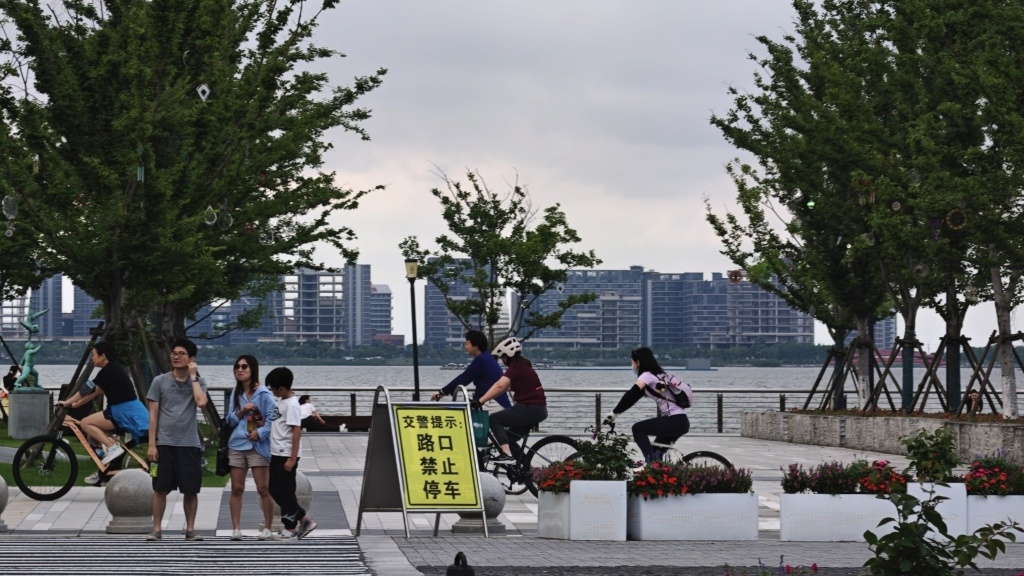 滴水湖畔，绕湖骑行的年轻人。