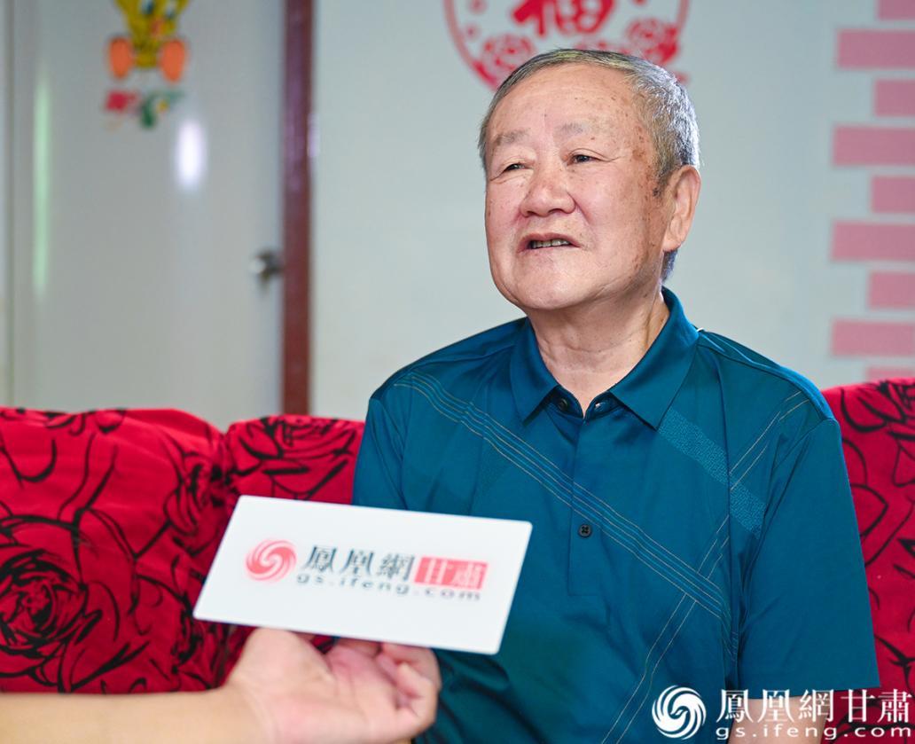 牛辉泉老人讲述自己与石油为伴、以铁人为师的人生历程 杨艺锴 摄