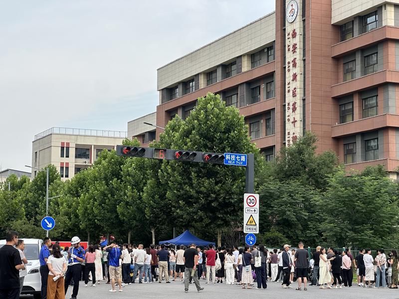 西安高新区第十初级中学考点外（首席记者 程静摄）