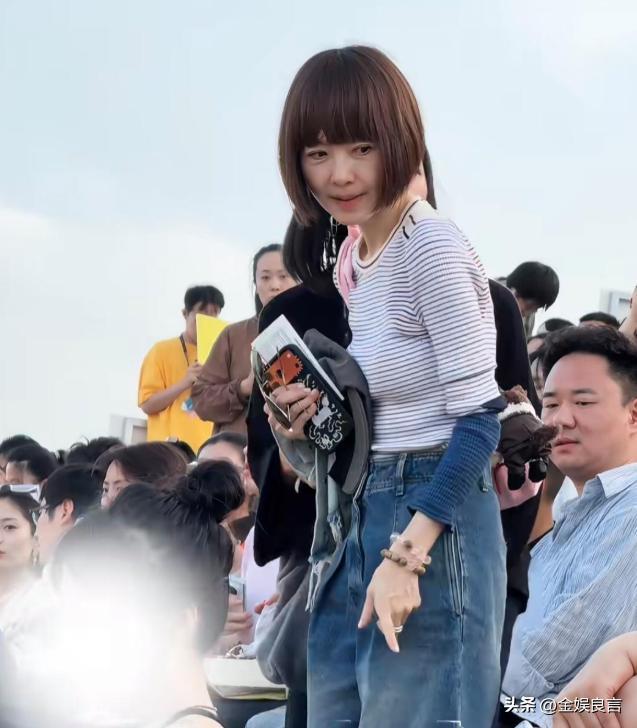 56 岁鲁豫现身河北,生图显瘦弱膝盖凸,换发型后变年轻