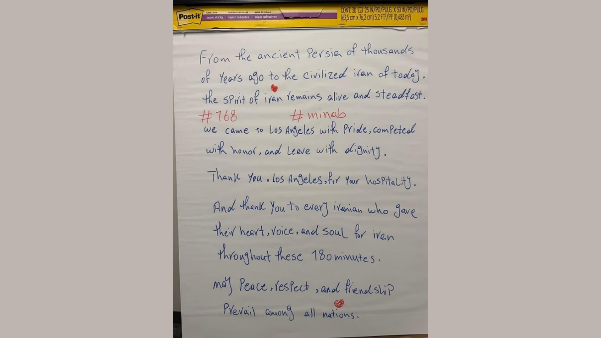 伊朗队在洛杉矶更衣室留下感谢信，希望和平友谊在国家间长存，还留下“米纳卜168”字样
