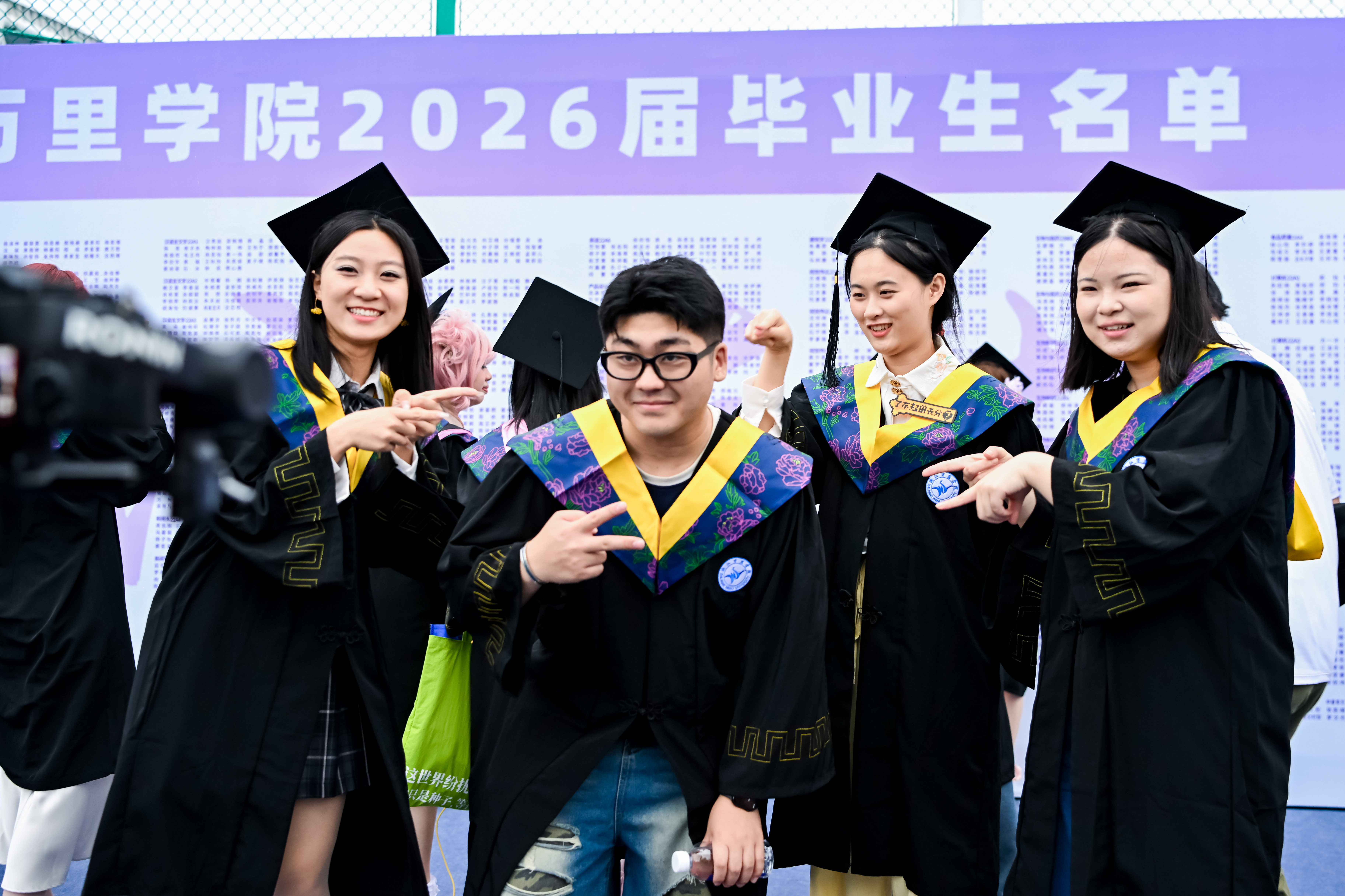 “万里‘售后’终身有效”，校长一句承诺，让6235名毕业生泪洒钱湖