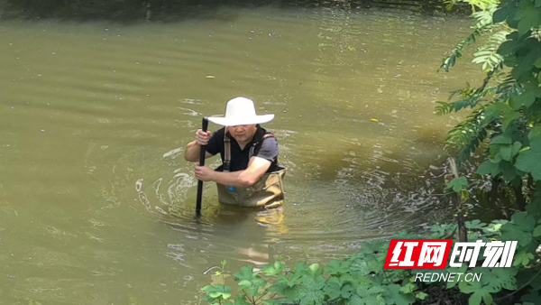 民警下水勘查。
