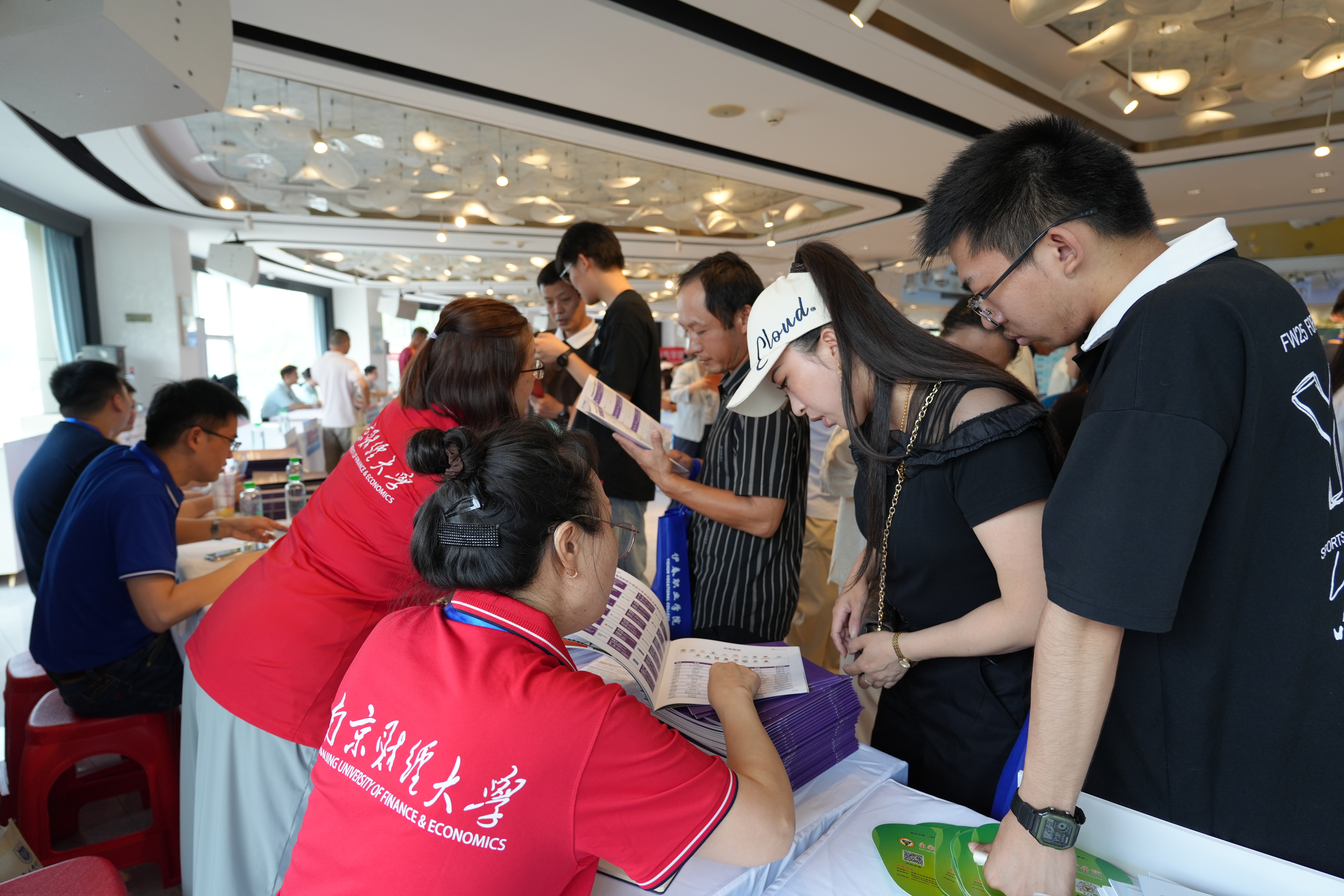 高校招生老师现场答疑解惑。