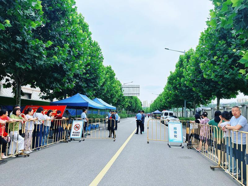西安市高新第一学校考点外（首席记者 程静摄）