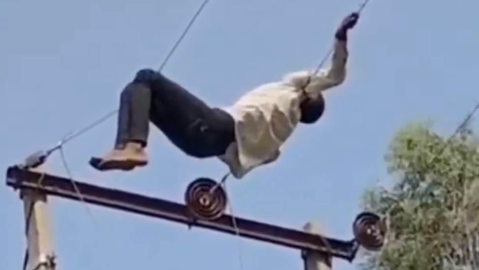 印度男子喝醉躺在万伏高压线上睡觉，获救后辱骂居民