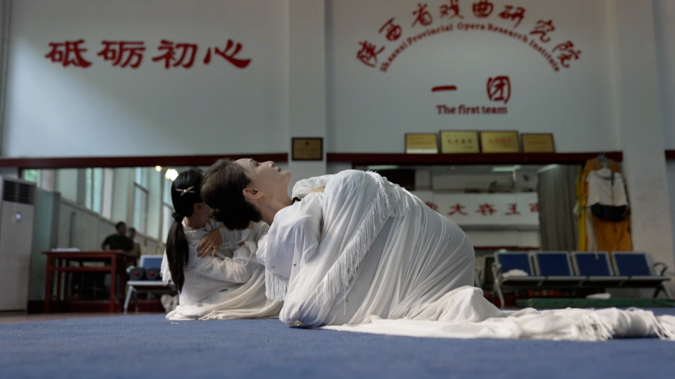 《主角》中美出圈的“慢卧鱼”是怎么练成的？秦腔名家李梅：我的腰早已变形，恢复不了