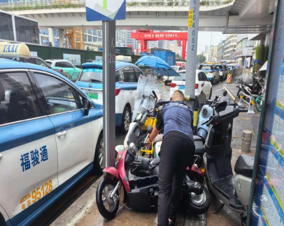 龙珠社区开展市容环境“三乱”整治及蚊媒消杀行动