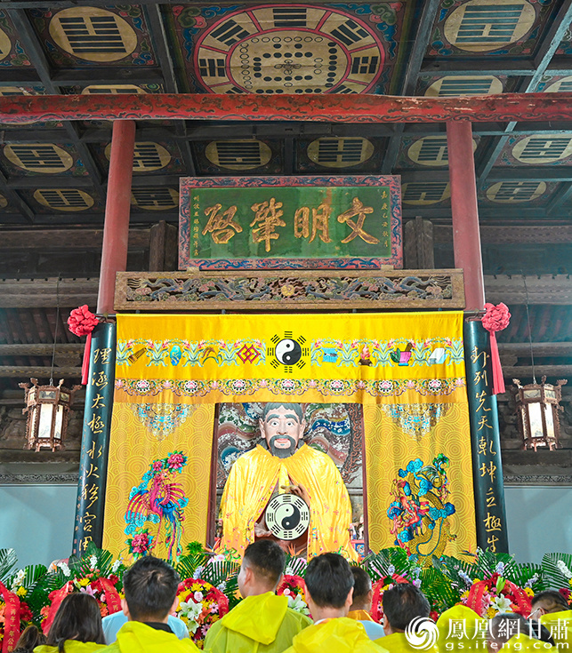 来自世界各地的中华儿女走进伏羲庙寻根祭祖