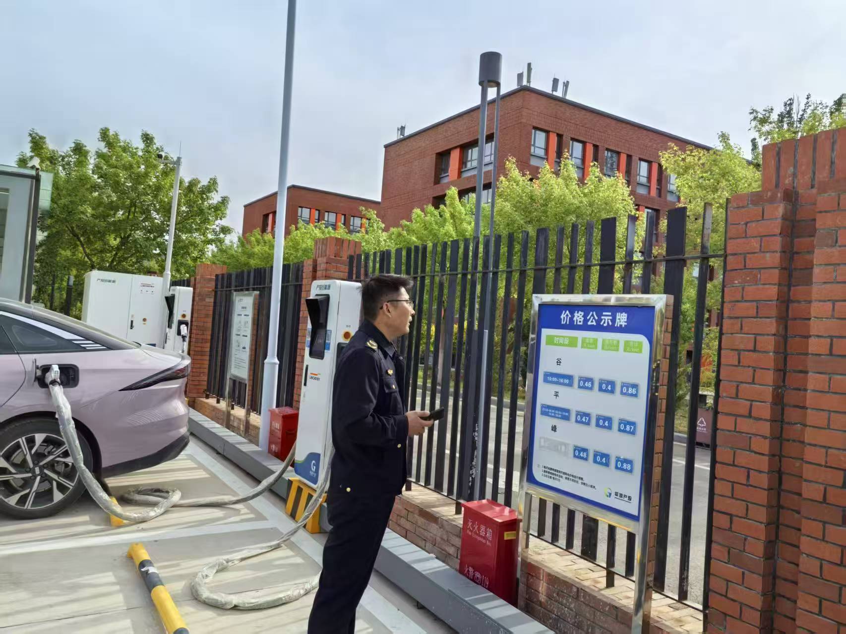图为执法人员检查小区充电价格公示情况.jpg