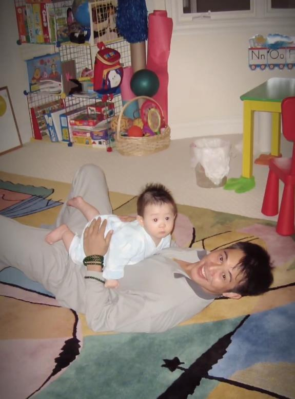 李连杰父亲节罕晒与四女儿早期合照：我陪你们长大，你们陪我变老