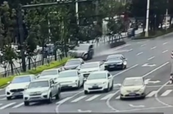 网传安徽广德一女子驾驶商务车撞向路边电动车造成伤亡，宣城当地回应