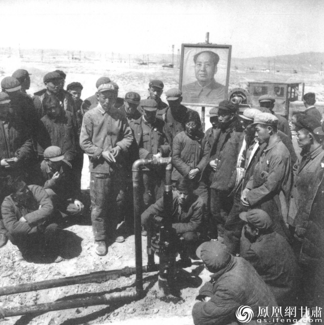 1975年,“巨龙夺油大会战”全面开展后,玉门油田职工现场对油水井进行分析。资料图片