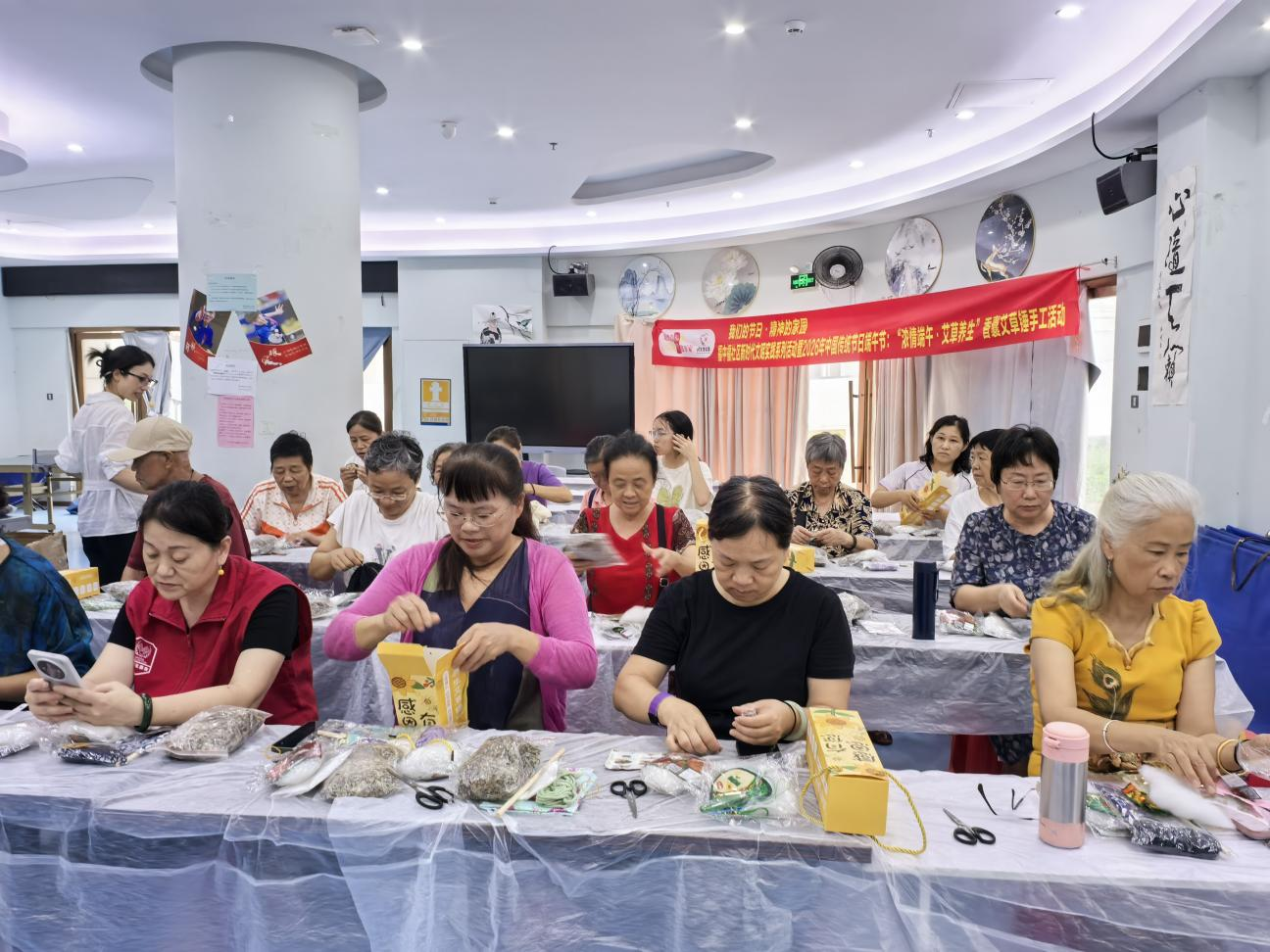 艾草飘香迎端午 巧手锤出邻里情——福中福社区“浓情端午,艾草养生”手工活动圆满举行