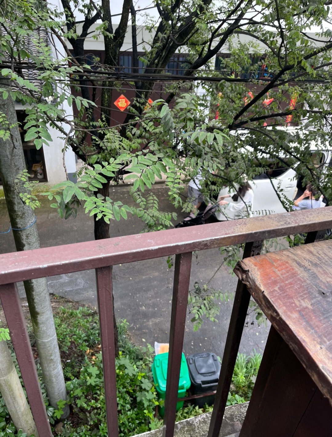 浙江街头惊现陈伟霆一家三口，何穗高挑白皙，陈伟霆戴帽超帅