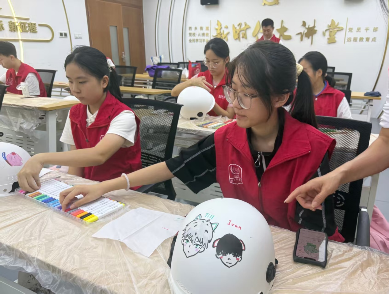 “粽”绘平安!西乡青少年 DIY 端午头盔,一盔守住出行安全