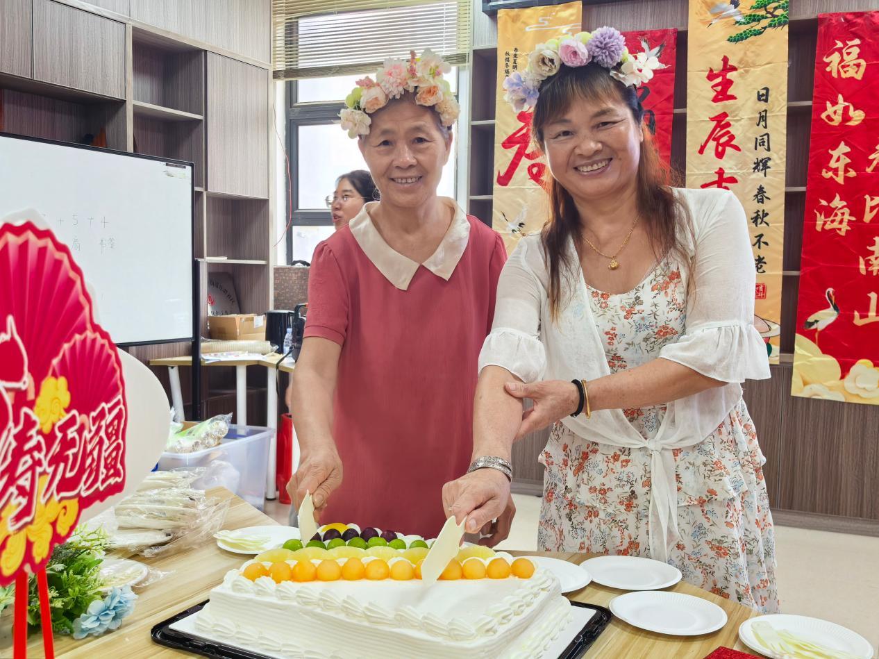 以乐群聚温情,社区为独居长者送上专属生辰暖意