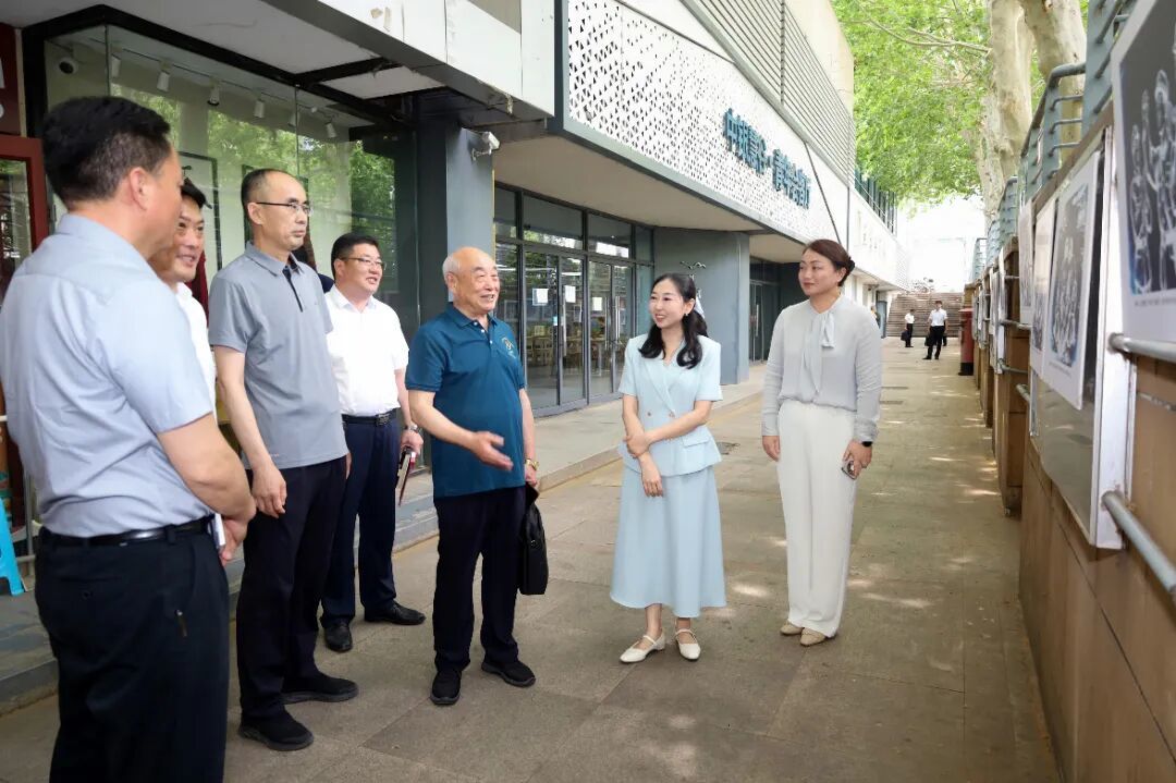 山东省烈士事迹编纂宣传教育中心主任陈军伟、“王杰班”第六任班长曲宝成、金乡县人民政府副县长、公安局局长李巍等观展后认可连环画的艺术与精神价值