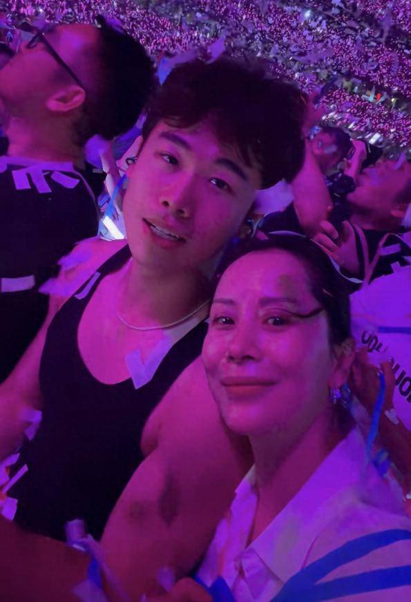 海清与19岁儿子蛋妞现身周杰伦演唱会，儿子身高气质遗传母亲