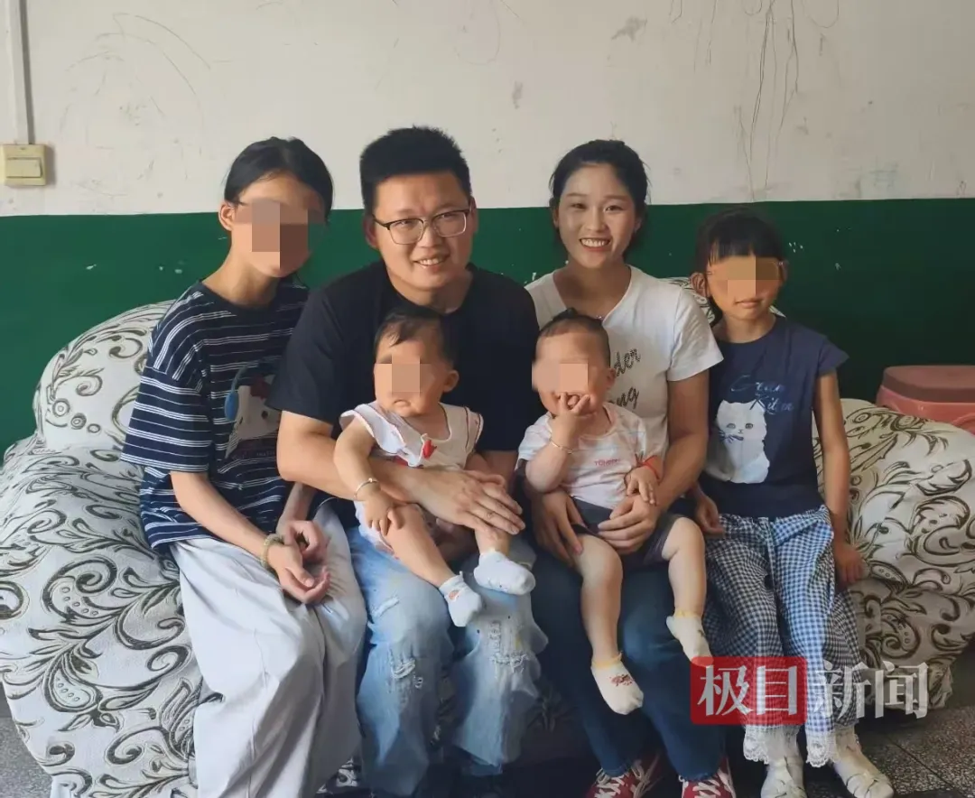 余炎玲一家六口合照