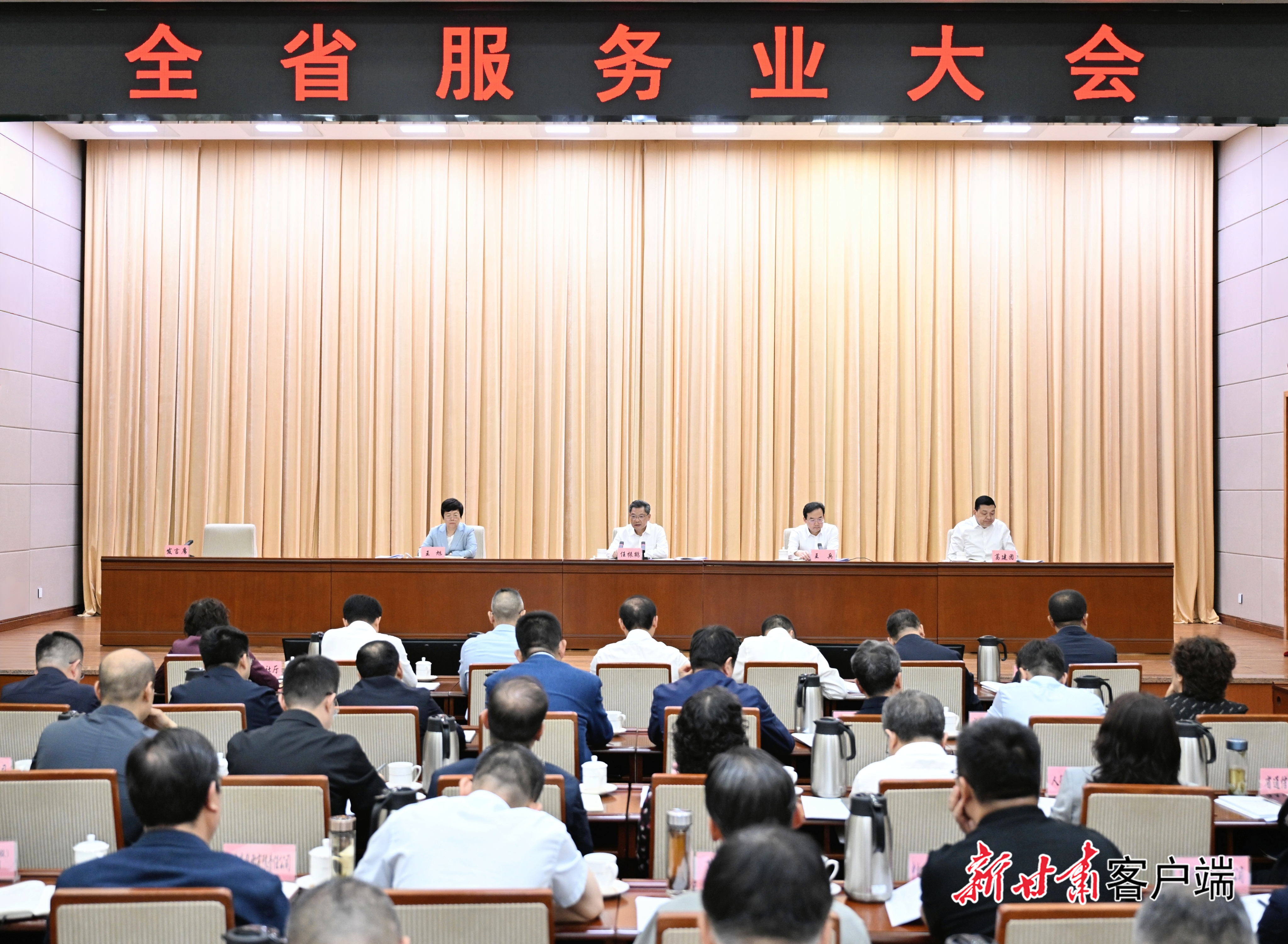6月25日,全省服务业大会在兰州召开,省委副书记、省长任振鹤出席并讲话。新甘肃·甘肃日报记者 盛学卿
