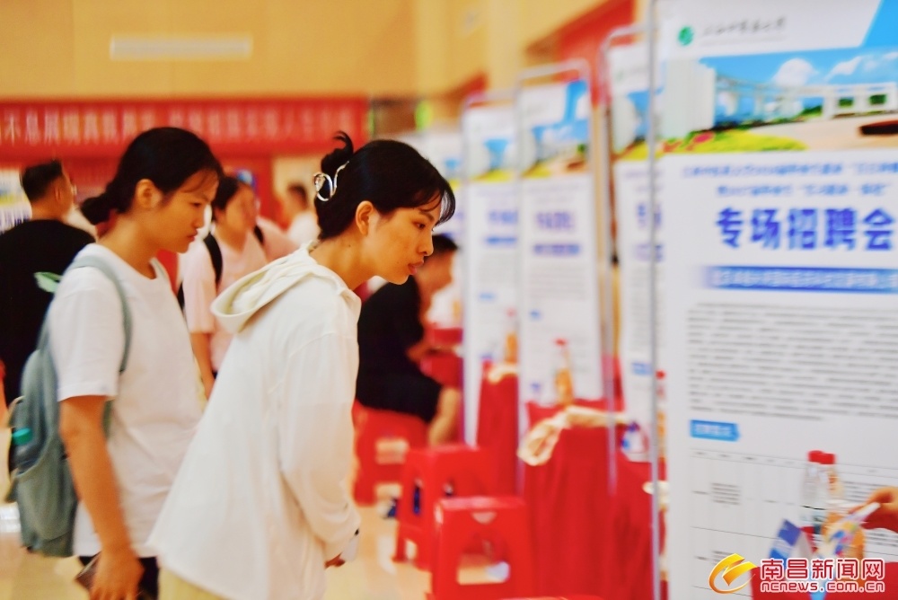 南昌湾里：校园专场招聘会促就业（图）