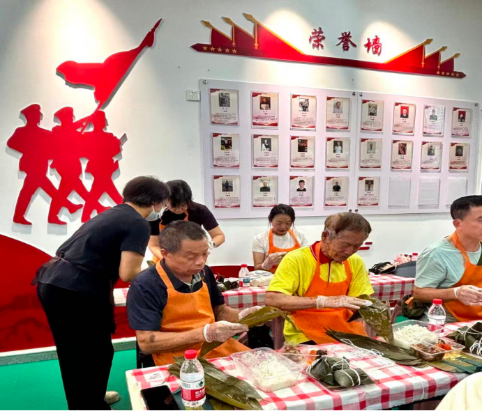 福中福社区粽香暖老兵 军民话情深