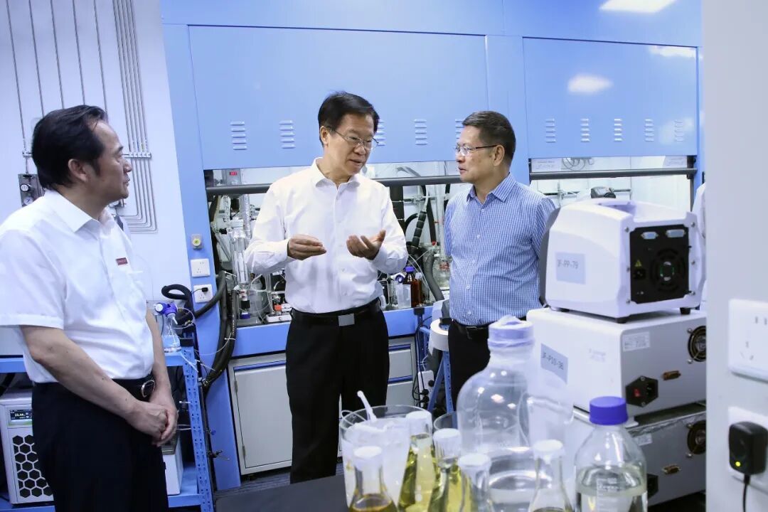 庄兆林在江西师范大学全连续智造实验室走访