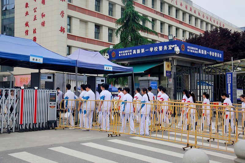 西安市高新第一学校考点，考生有序入场（首席记者 程静 通讯员 王华清摄）