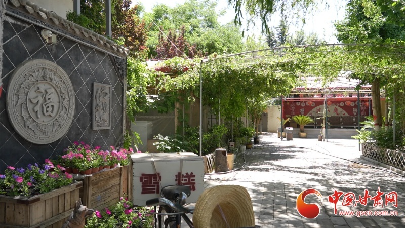 大坪山庄院内古树绿荫天然纳凉休憩区域（白银区融媒体中心供图）