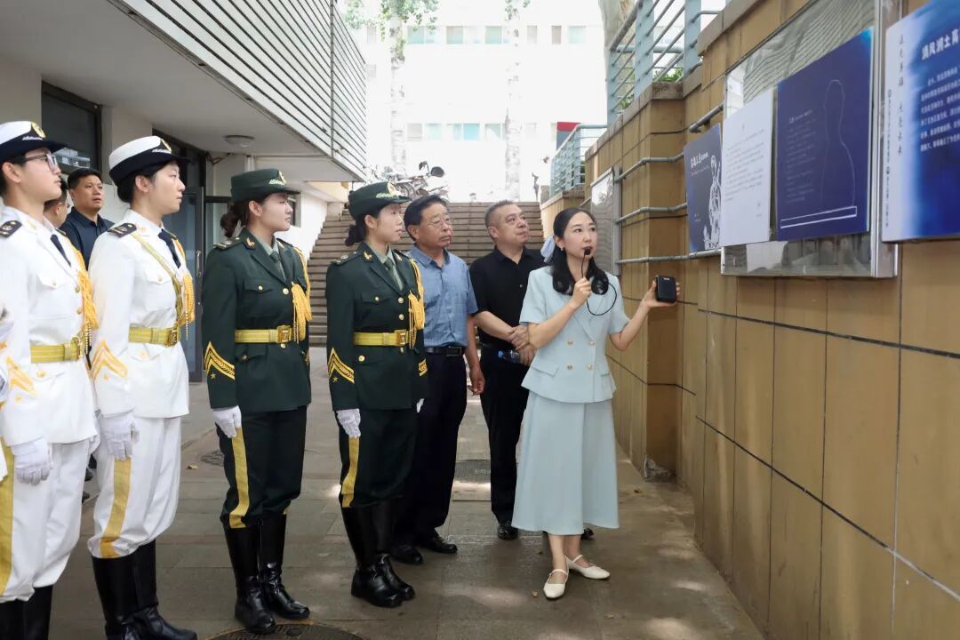 《英雄王杰》蓝晒连环画展览在活动现场举办,连环画作者徐方现场讲解